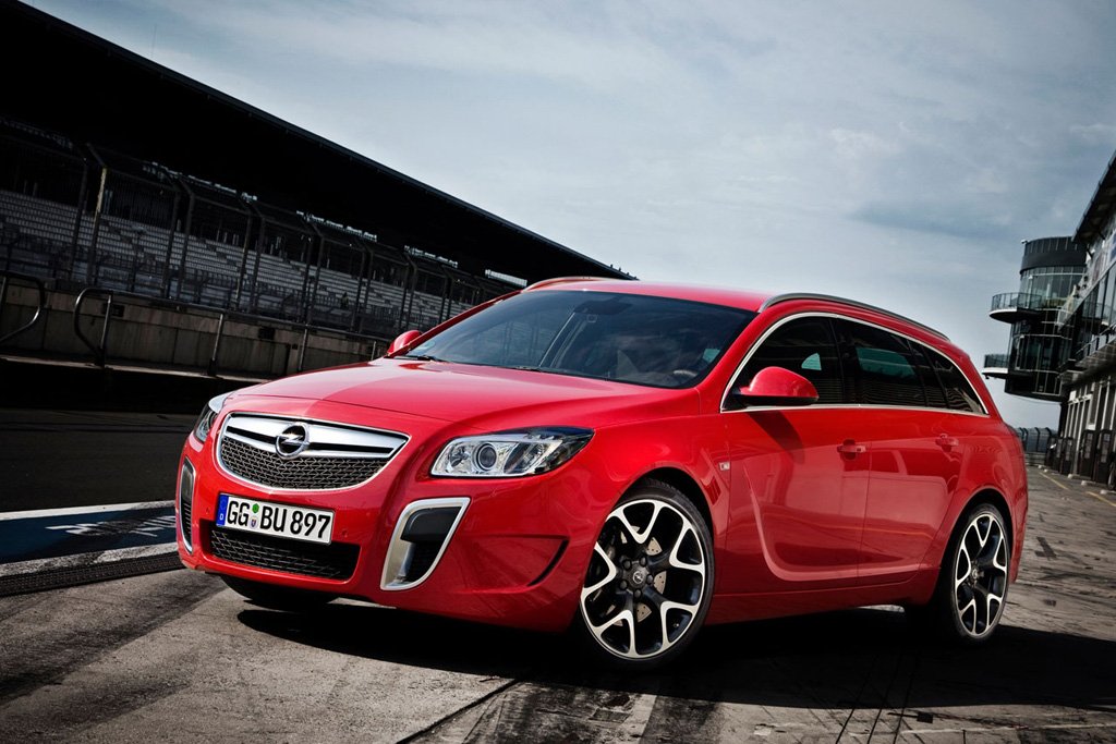 Opel Insignia OPC Sports Tourer shows its face before official debut