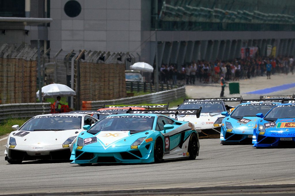 Raging bulls wow spectators at Lamborghini Blancpain Super Trofeo