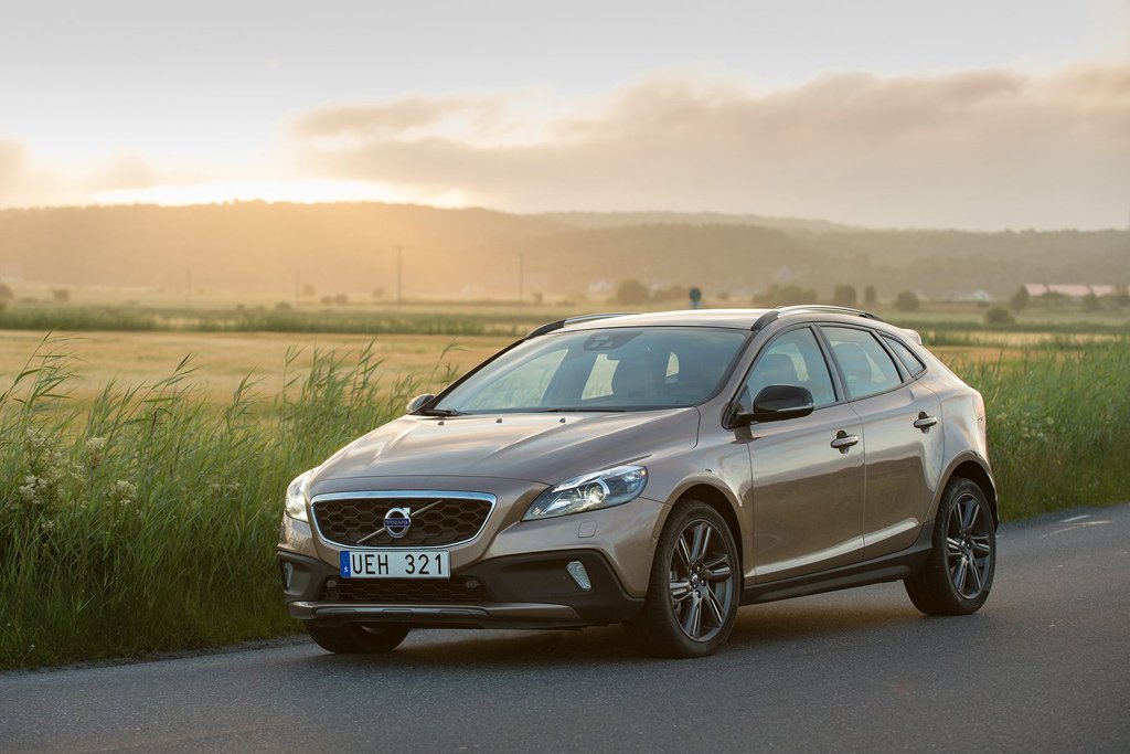 Volvo introduces engine and drivetrain upgrade for V40 Cross Country