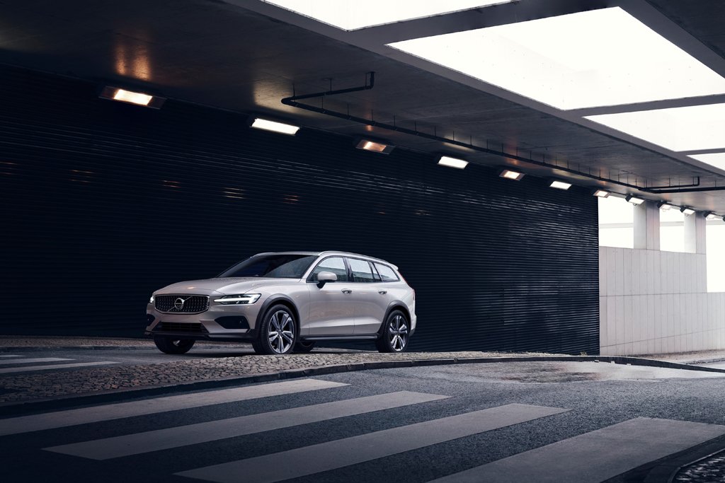 Volvo reveals new V60 Cross Country estate