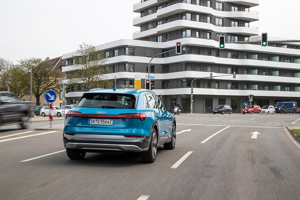 audi-networks-with-traffic-lights-in-europe-sgcarmart