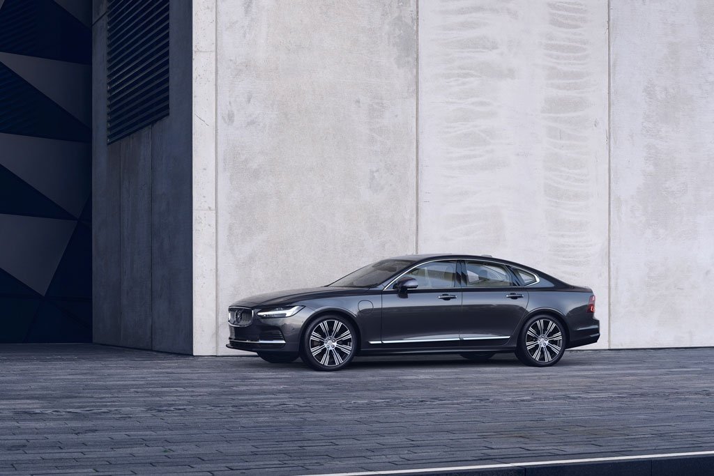 Volvo refreshes the S90 and V90 models