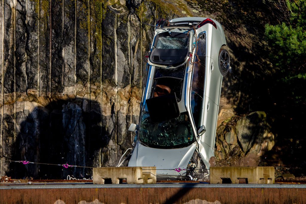 Volvo Rescure Watch how Volvo Cars drops new cars from 30m to assist rescue services ...
