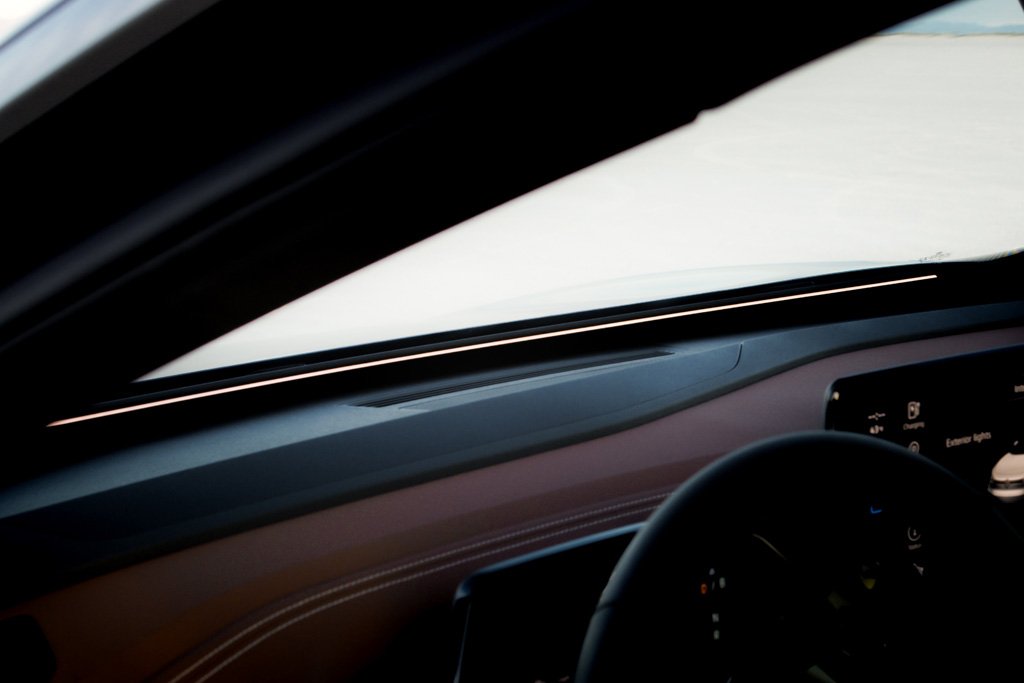 How the Volkswagen ID.4 communicates with light