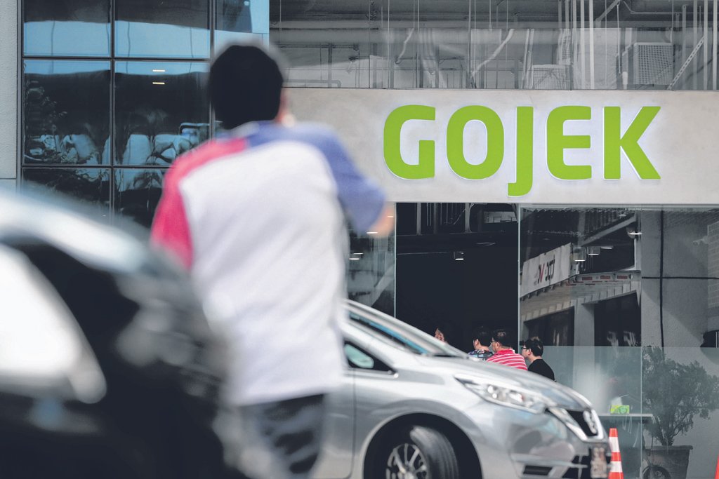 Gojek cuts service fees after Grab announces fare hike