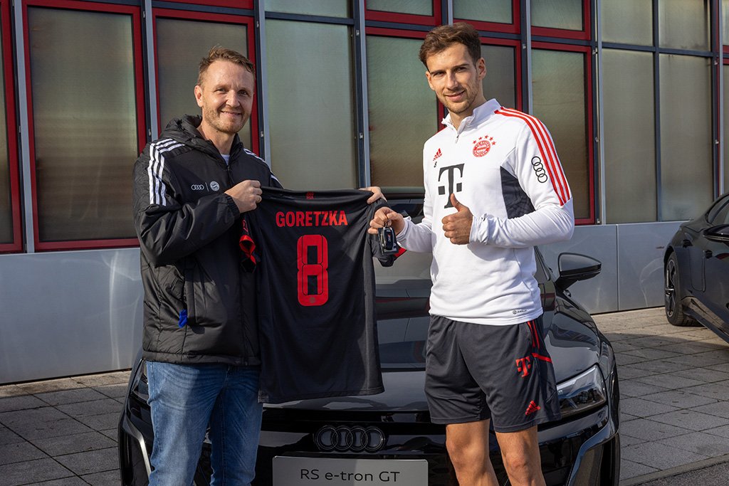 audi-employees-hand-over-high-performance-evs-to-fc-bayern-pros