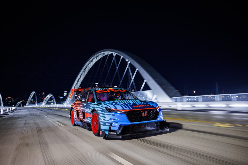 Honda has fully revealed the CR-V Hybrid Racer
