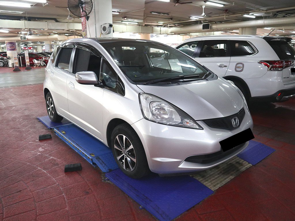 Honda Fit 1.3G A Skyroof (COE till 07/2028)
