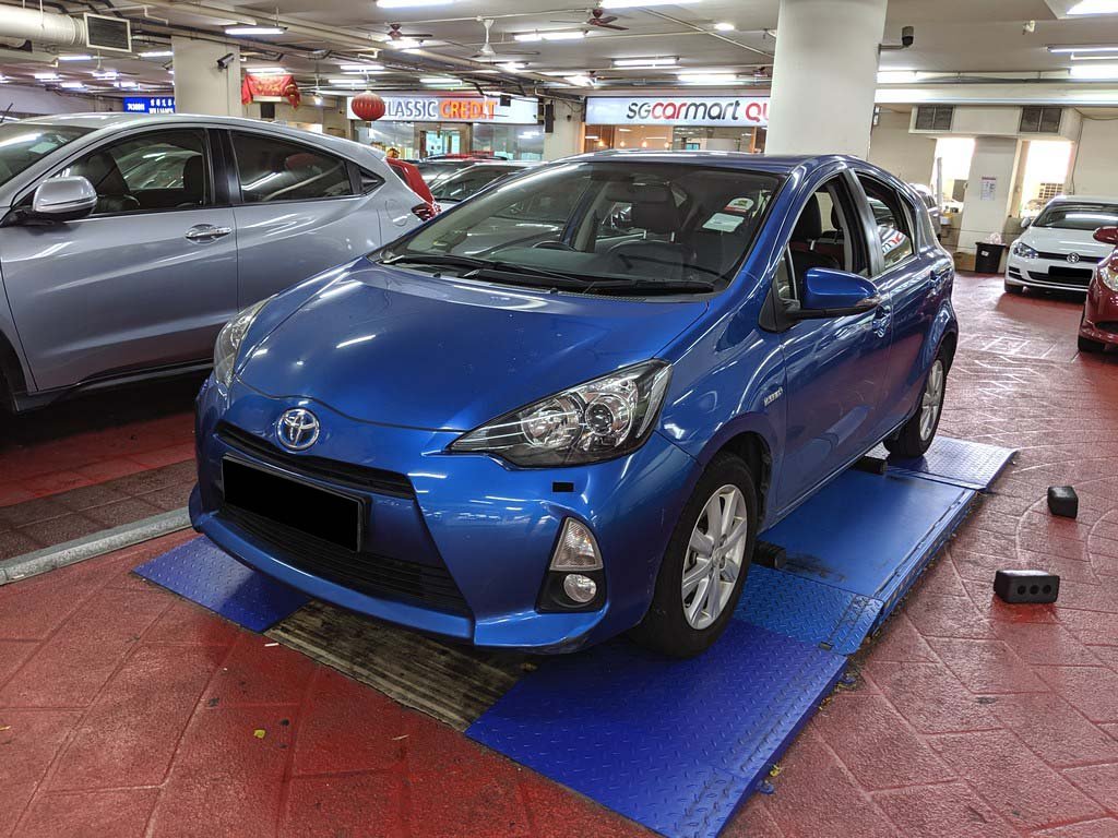 Toyota Prius C CVT (Hybrid)