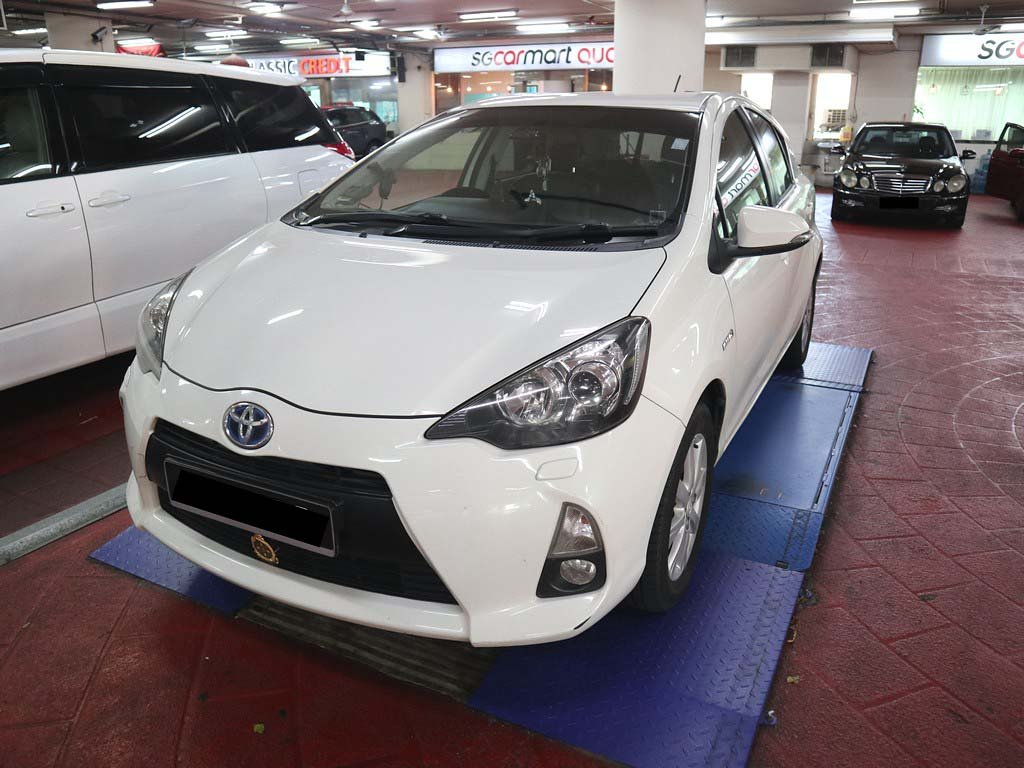 Toyota Prius C CVT (Hybrid)