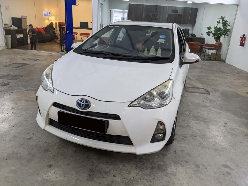 Toyota Prius C CVT (Hybrid)