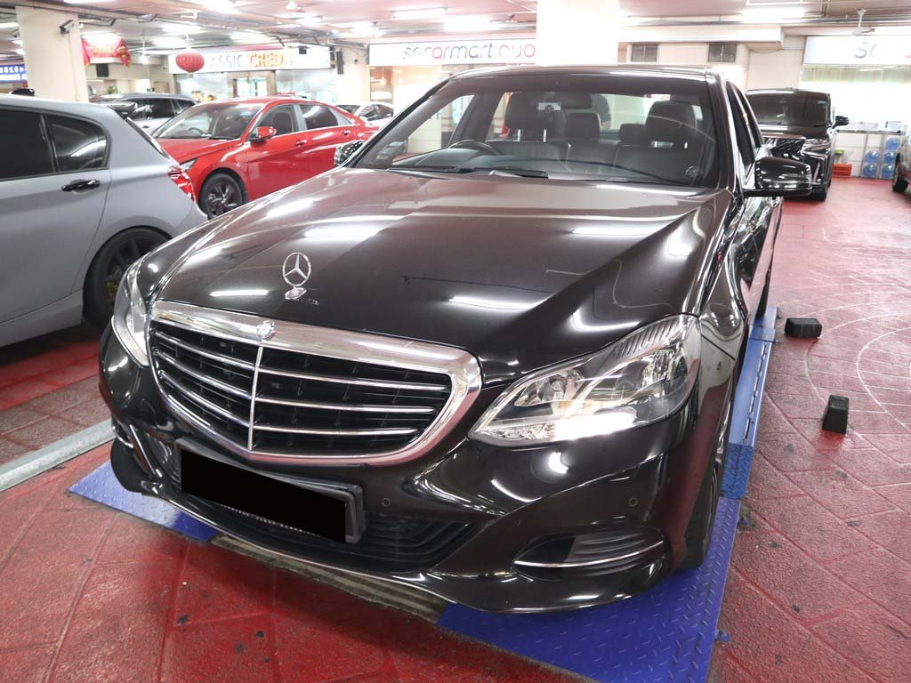 Mercedes Benz E200 Sedan (r17)