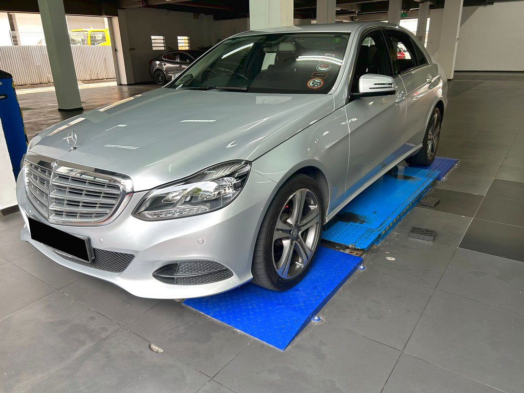 Mercedes Benz E200 Sedan (R17)