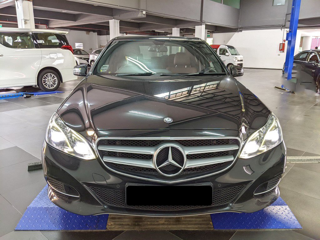 Mercedes Benz E200 Sedan (r18)