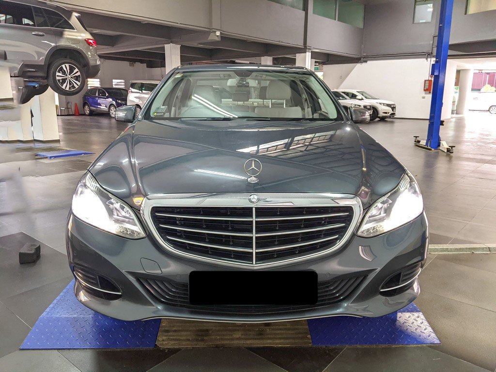 Mercedes Benz E200 Sedan (r17)