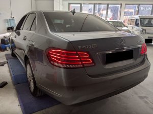 Mercedes Benz E200 Sedan (r17)