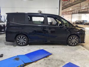 Toyota Voxy 1.8sz (Hybrid)