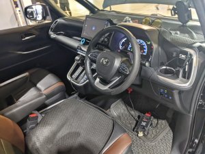 Toyota Voxy 1.8sz (Hybrid)