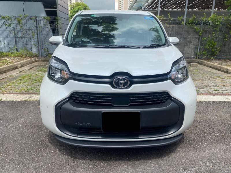 Toyota Sienta Standard (Hybrid)