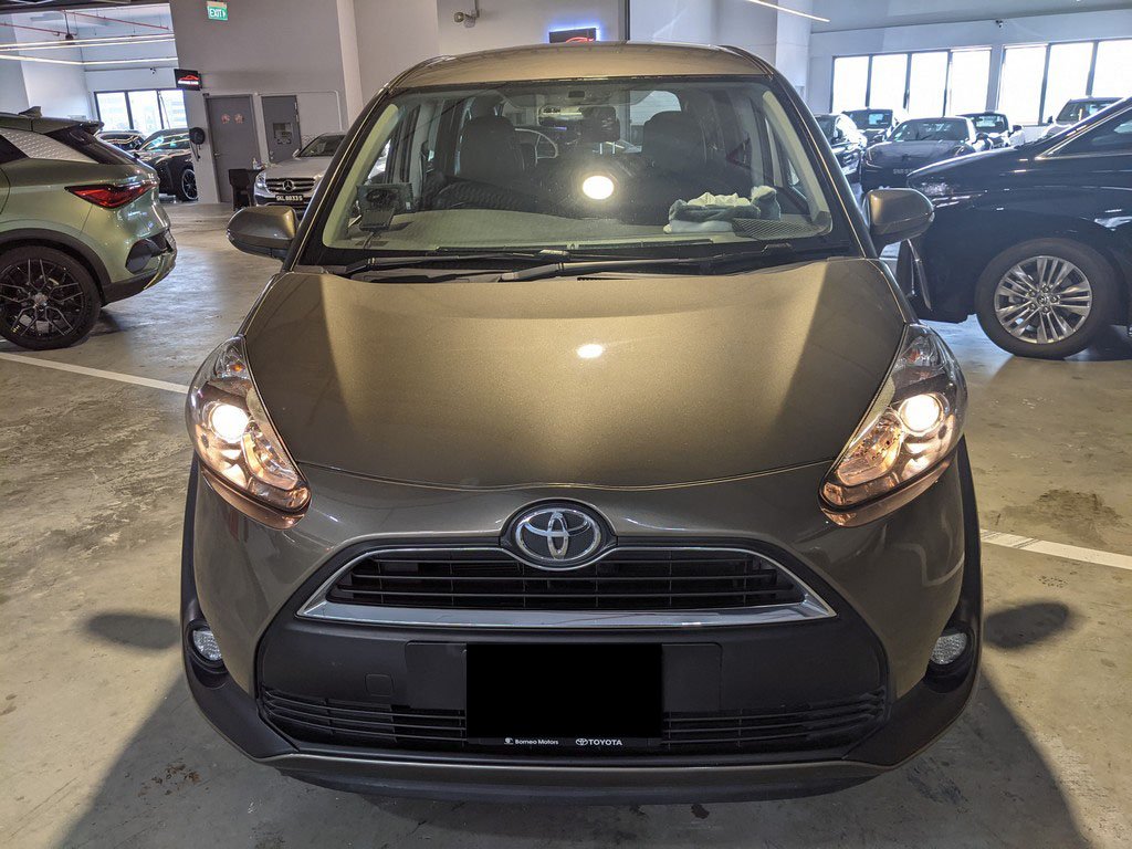 Toyota Sienta Standard (auto)