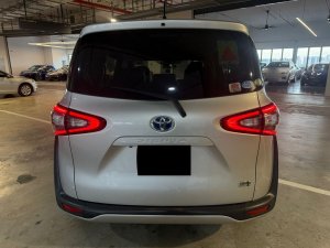 Toyota Sienta 1.5g A (Hybrid)