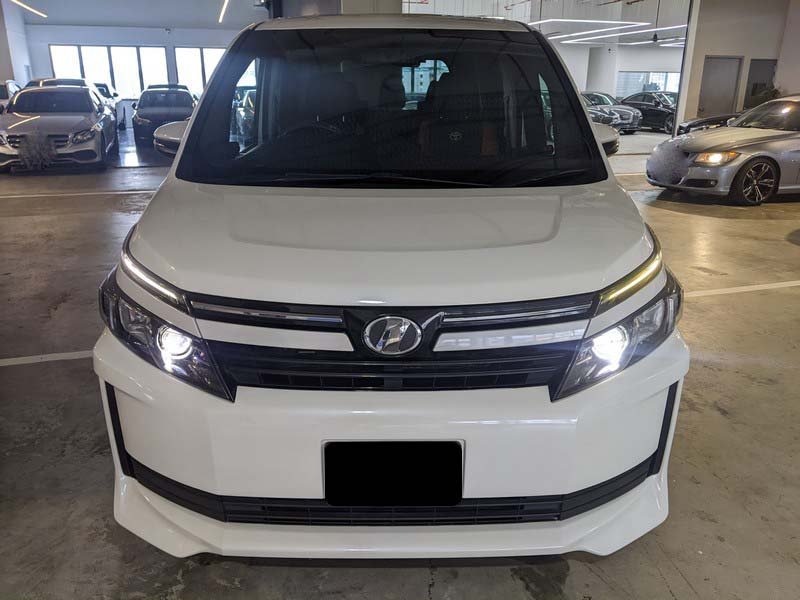 Toyota Voxy 2.0x Cvt