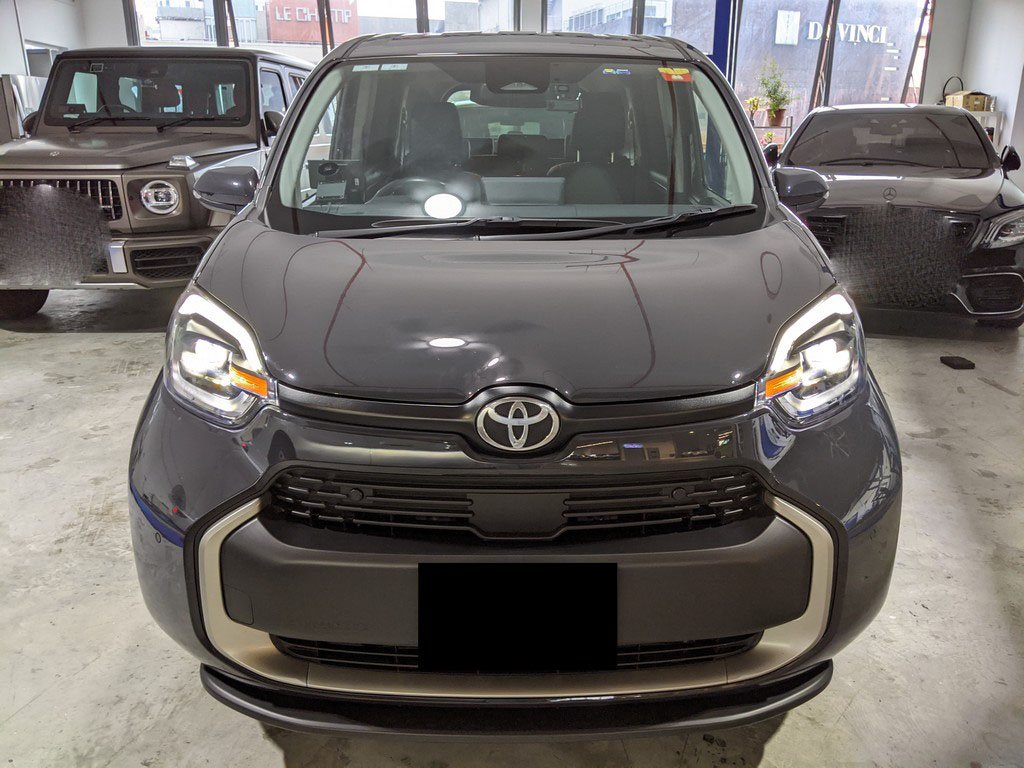 Toyota Sienta (Hybrid)