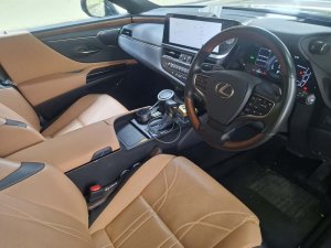 Lexus ES300H 4DR Sedan Luxury (Hybrid)