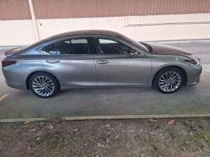 Lexus ES300h 4DR Sedan Luxury (Hybrid)