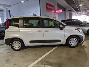 Toyota Sienta Standard (Hybrid)