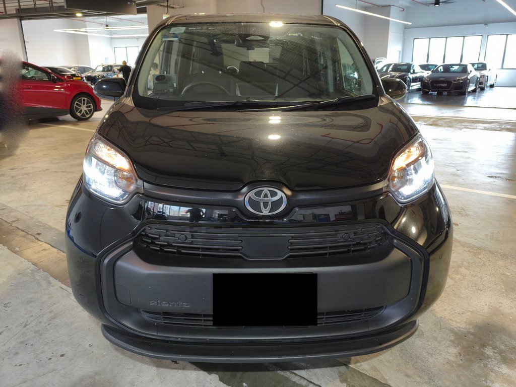 Toyota Sienta Standard (Hybrid)