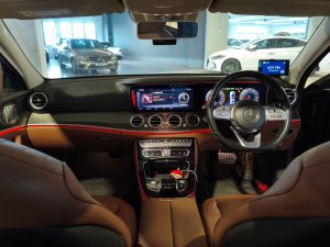 Mercedes Benz E300E Sedan (R19 Led SR)